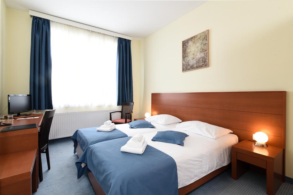 Hotel Park Ловран Экстерьер фото